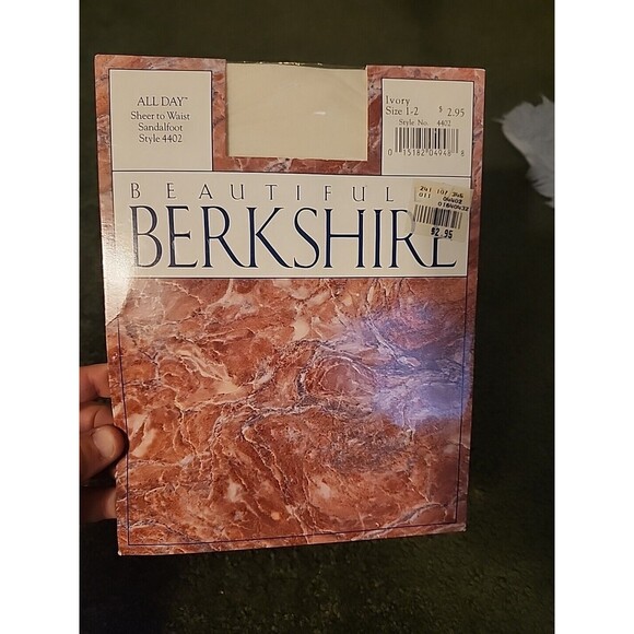New Beautiful Berkshire Ivory Size 1-2 Pantyhose Sandalfoot Style 4402 Vintage - Picture 4 of 6